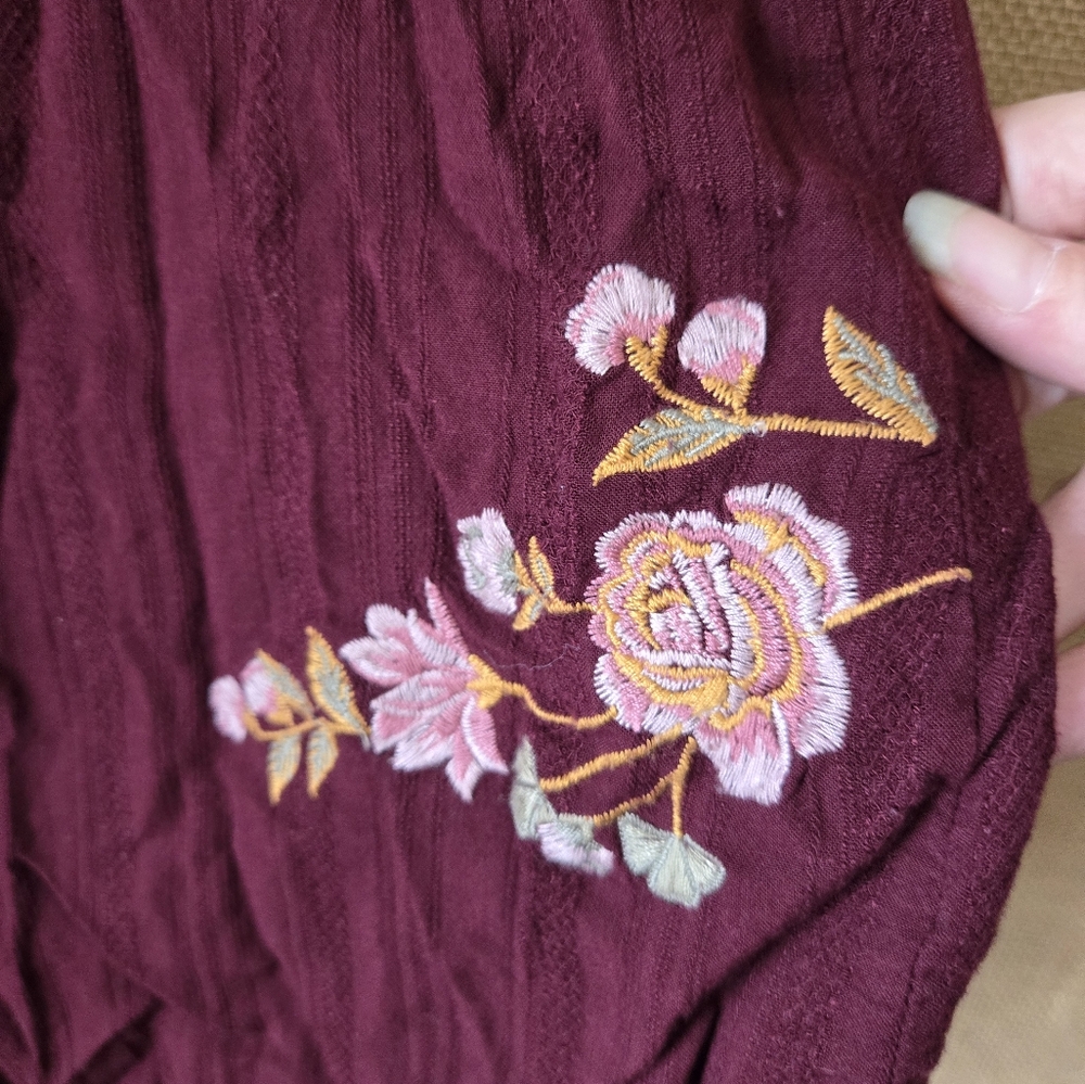 Women's Knox Rose Burgundy Embroidered Floral Button-Up Shirt Size M - Picture 8 of 16